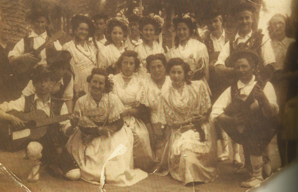 “Grupo de Coros y Danzas de la Sección Femenina de Ibi”, Alacant, 1950.