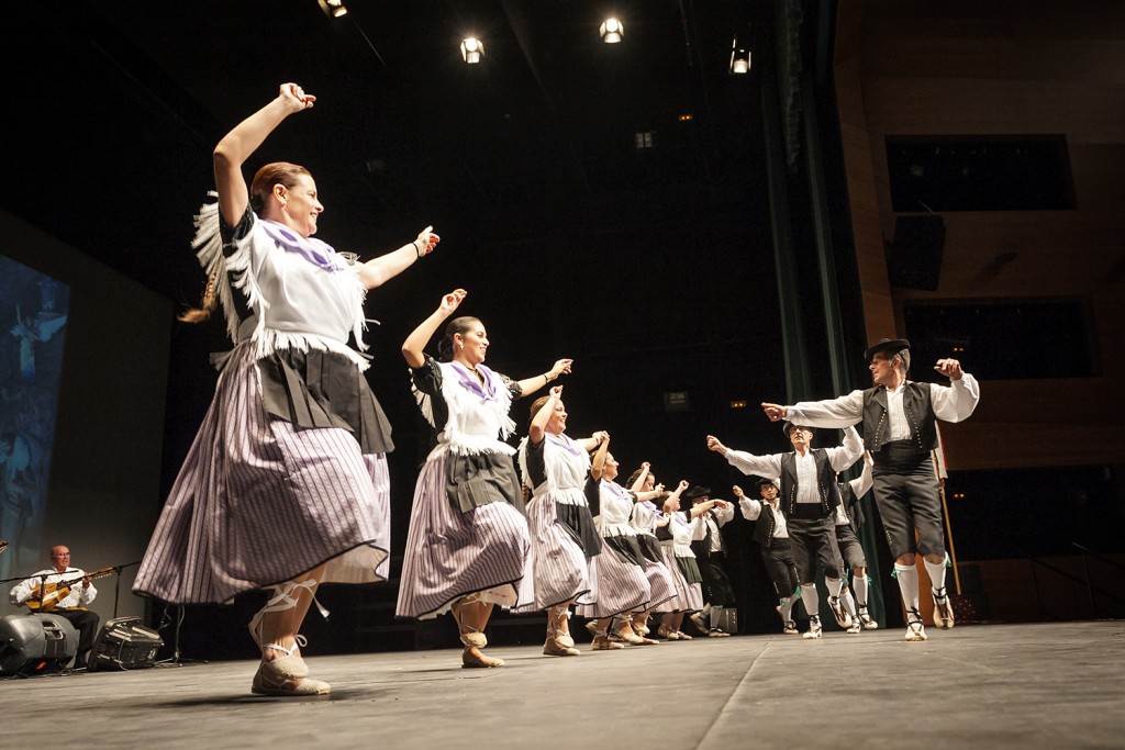 El Grup de Xixona ballant la Jota del Raconet - Foto José Antonio Silvestre Fotógrafo